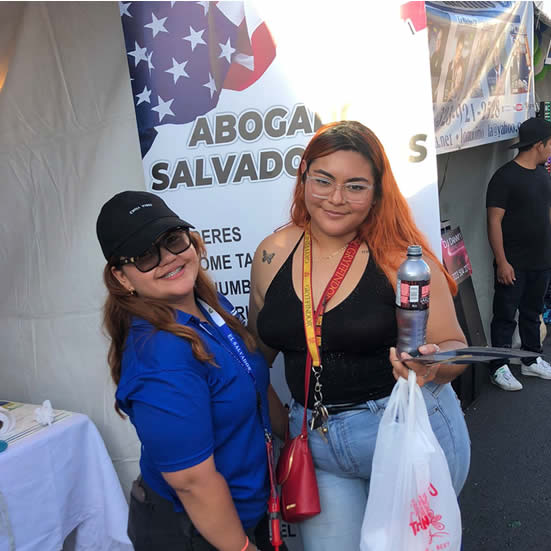 Compartiendo con la comunidad en el día del salvadoreño en Los Angeles, California -38
